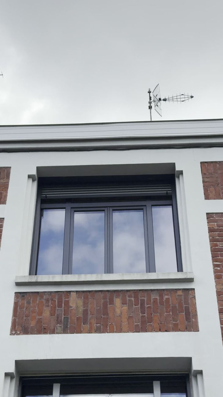 Volets roulants aluminium intégrés aux menuiseries d'une façade claire