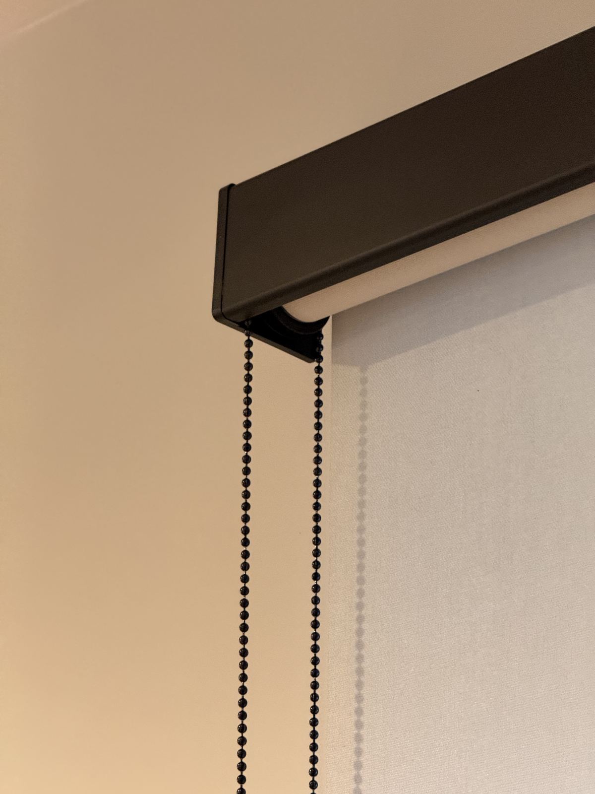 Détail du coffre et de la chaînette d'un store enrouleur