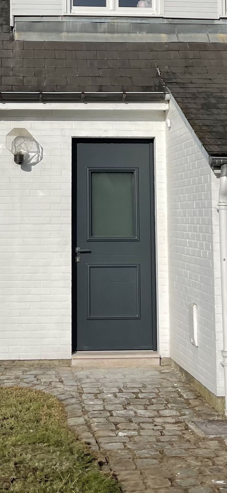 Porte d'entrée aluminium gris anthracite sur façade blanche