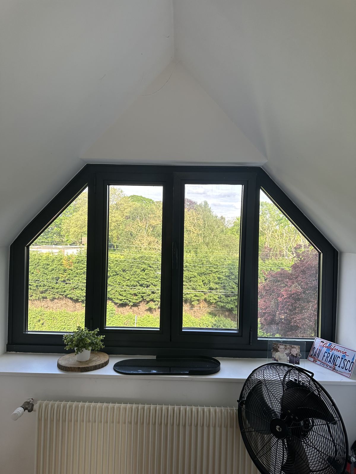 Fenêtre sur mesure de forme trapézoïdale sous rampant, châssis anthracite
