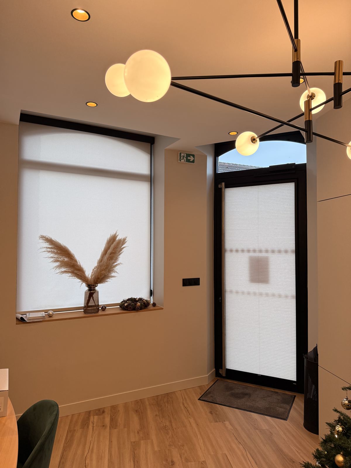 Stores enrouleurs clairs dans un espace d'accueil aux tons chauds